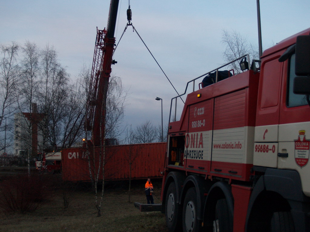 LKW verliert Container Koeln Niehler Ei P129.JPG